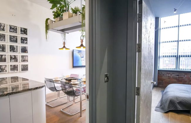 1-bed Loft Apartment - Free Parking, Central - Foto 3