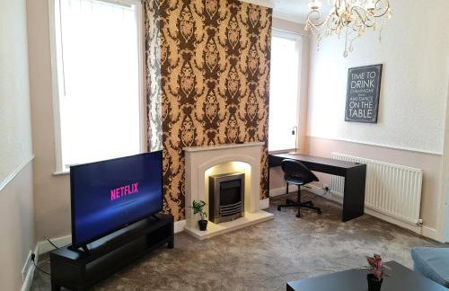 Large 3 Bed Flat, Free Parking-by Holiday Homes - Foto 11