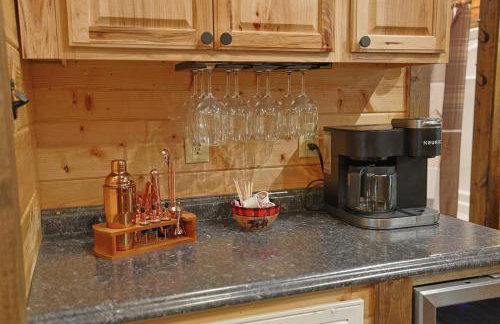 2BR Fishing Cabin w Fire Pit, Hot Tub, EV Charger - Foto 17