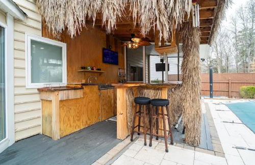 Tropical Oasis with Tiki Bar, Firepit, Seasonal Pool - Foto 2