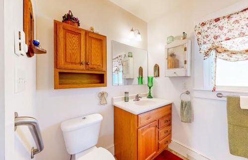 Yard, Porch and Fire Pit! Century-Old Hebron Escape - Foto 17