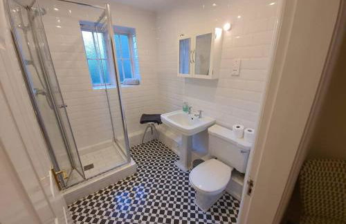 Unique 3 b'room house + free parking /city centre - Photo 8