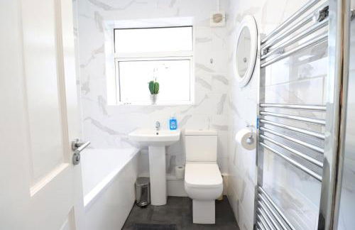 Detached Bungalow - Sleeps 8 - Free Parking, Fast Wifi, Smart TV and Garden by Yoko Property - Photo 15