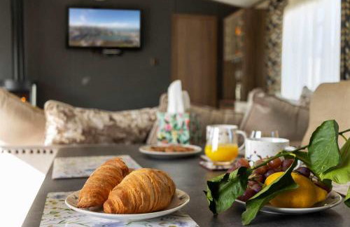 Peaceful Lake Retreat - Fishing Lakes, Heated Outdoor Swimming Pool 500yrds on Sister Park , Pool Open April to September - Foto 8