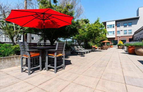 Chic 2BR • King Beds • Huge Patio • 95 Walk Score! - Foto 56