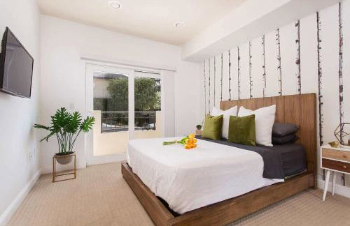 Stylish Home Prime Location with Fireplace & Patio - Foto 8