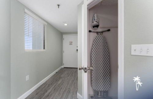 Lake View Top Floor 2 Bed 2 Bath Condo with Balcony - Foto 16