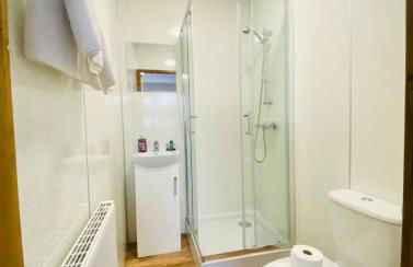 Tulip Cabin with Hot Tub - Foto 8