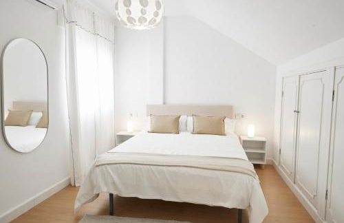 City Center Penthouse with Solarium 2 minutes from the Beach - Photo 16