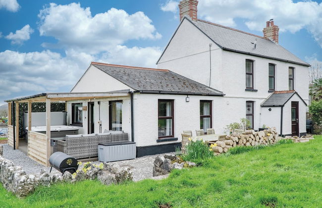 Hill House - 4 Bedroom - Llanrhidian - Photo 1