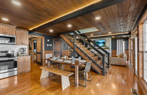 Wood Haven Cabin with a hot tub fire pit & indoor pool - Photo 23