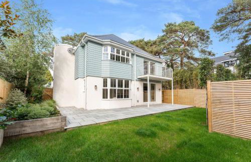 Luxury Four Bedroom Home Near Sandbanks - Photo 30