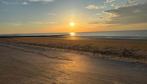 Beach Retreat with Hot Tub Sleeps 8 - Foto 3