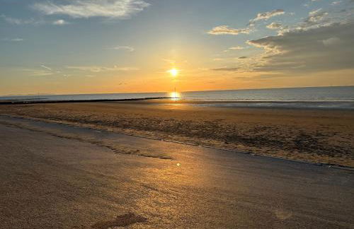 Beach Retreat with Hot Tub Sleeps 8 - Foto 3