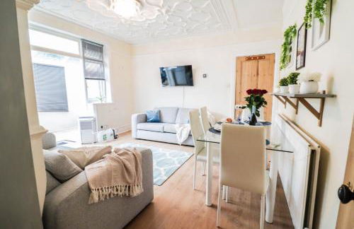 Spacious 4-Bed Home, Perfect Stay with Free WiFi - Foto 34