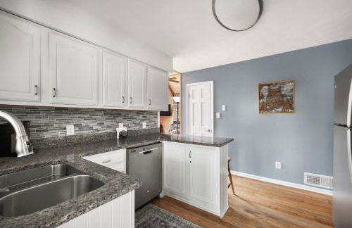 Loft Wood Stove Fire Pit Grill & Deck on Creek - Foto 17