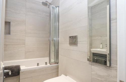 The Cottage on The Square - Photo 22