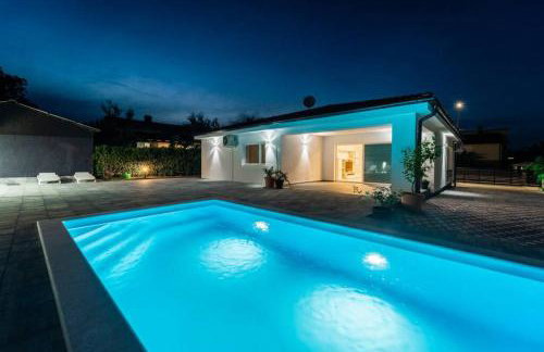 Villa Pavicini - with heated pool - Photo 6