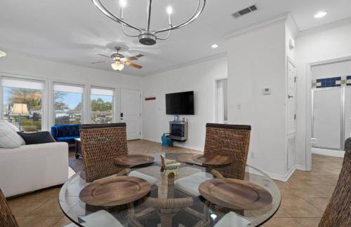 Steps from the Sand and Town Green - 2BR Coastal Retreat - Foto 10