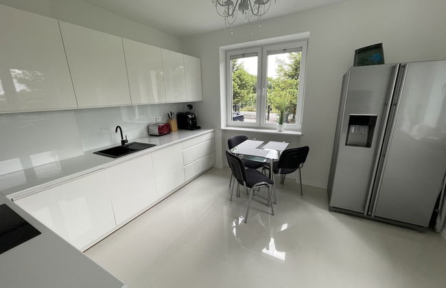 Modern House with Garden - Photo 11