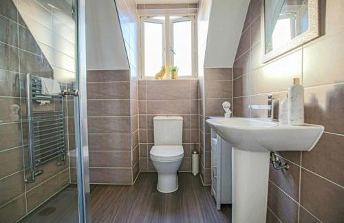 4 bed house in Milton Keynes - freeparking - wifi - Foto 17