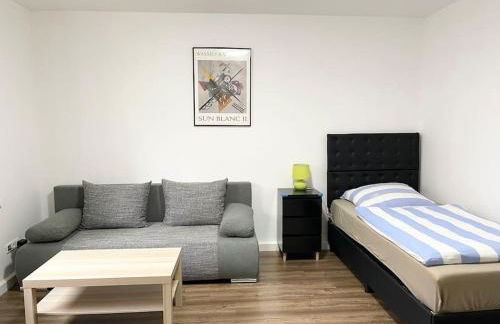 near Düsseldorf Messe and Airport, two Bedrooms, Parking, Kitchen and Garden - Photo 3