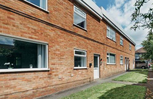 Spacious and Bright 2 Bedroom Ground Floor Apartment 5 min walk from town centre with Free Parking Business and Leisure by Jesswood Properties - Foto 14