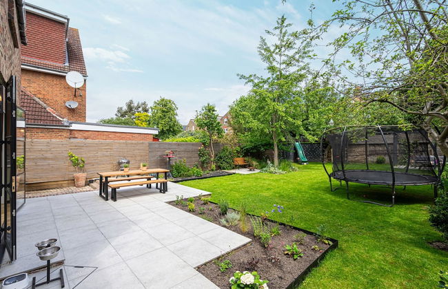 Chic and Colourful Family Home by Underthedoormat - Foto 51