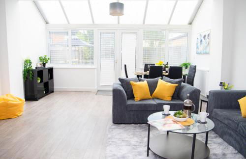 Lavish 4-Bedrooms with Modern Home Features - Guest 8 - Hi-Speed Wi-Fi - Luxury Garden - Private Ample Parking - Foto 12