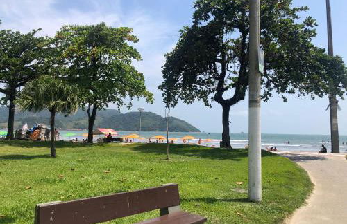 Apto em Santos com AR e Wi-Fi na rua da praia - Foto 11