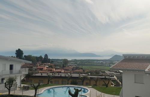 Bilocale in residence vista lago con piscina - Foto 1