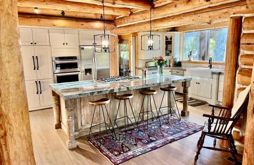 Rustic Sundance cabin sleeps 13 hottub firepits - Foto 1