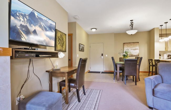 SPACIOUS 3-Br Luxury Condo | HEATED Pool + 3 Hot Tubs | Pool Table | Hm Theatre - Photo 16