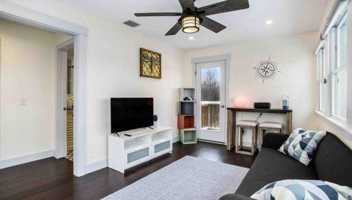 Cheerful Sister Lakes 4 BDR Lake House with Hot tub - Foto 3