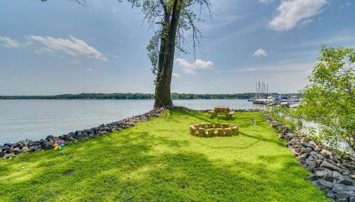 Waterfront Getaway on Sodus Bay Prime Location! - Foto 5