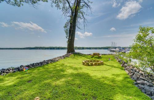 Waterfront Getaway on Sodus Bay Prime Location! - Foto 5