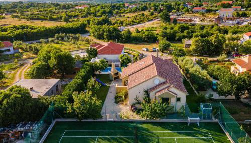 Villa Field Hill with Swimming Pool and Tennis Court - Foto 2