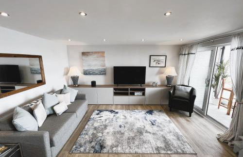 25 Breakwaters - Beach Hut is Included with this Pet Friendly Lux Apartment with Balcony, Stunning Sea Views over to Culver Cliffs & Free Parking - Photo 14