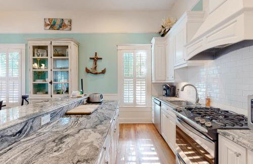 Charleston-style cottage w/ lovely decks, steps to the beach & pools - Foto 7