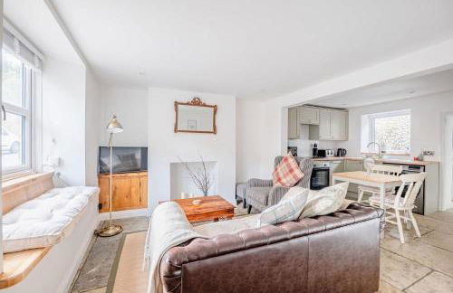 Cosy Cottage in Crewkerne Free on Street Parking - Photo 1