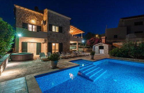 Villa Petmat - with private pool and 6 bedrooms - Photo 13