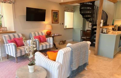 Idyllic secluded hideaway with countryside views on the edge of the Cotswolds - Photo 35