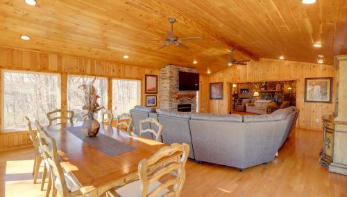 Family-Friendly Riverfront Manor on the Little Red - Foto 5