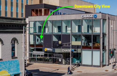 Modern City View 1BR Apartment with Office - free parking - Foto 9