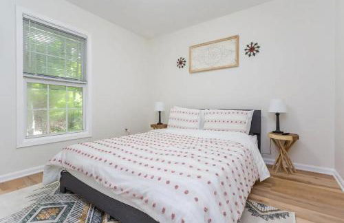 In The Woods - 5 BR Chalet with Game Room, Fire Table and Hot Tub - Foto 27