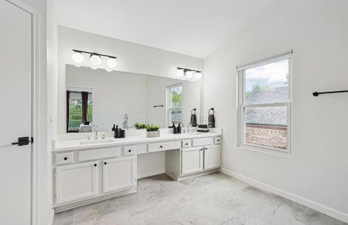 5BR w Backyard Paradise Pool Cinema Games - Foto 28