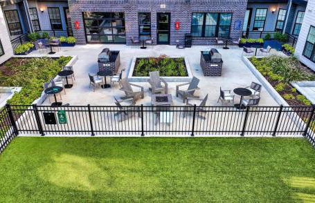 Cozy 1BR with Private Balcony, Gym, Pool & Workspace - Foto 10