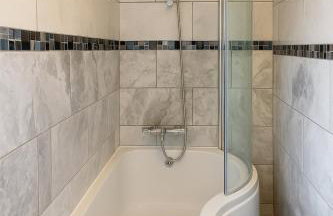 Large Home - Free Parking-WiFi By Hinkley Homes Short Lets & Serviced Accommodation - Photo 19