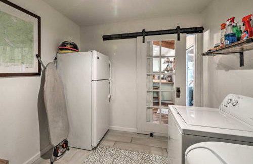 Hot Tub and Patio Pet-Friendly Cabin in Munds Park! - Foto 16