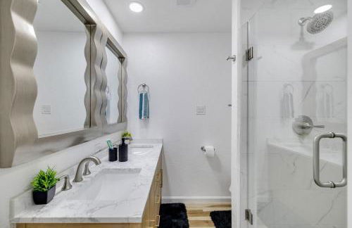 Arlington Entertainment District Home Green & White Door - Foto 14